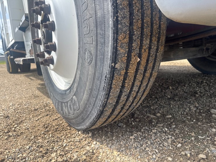 2014-freightliner-m2-106-image-114
