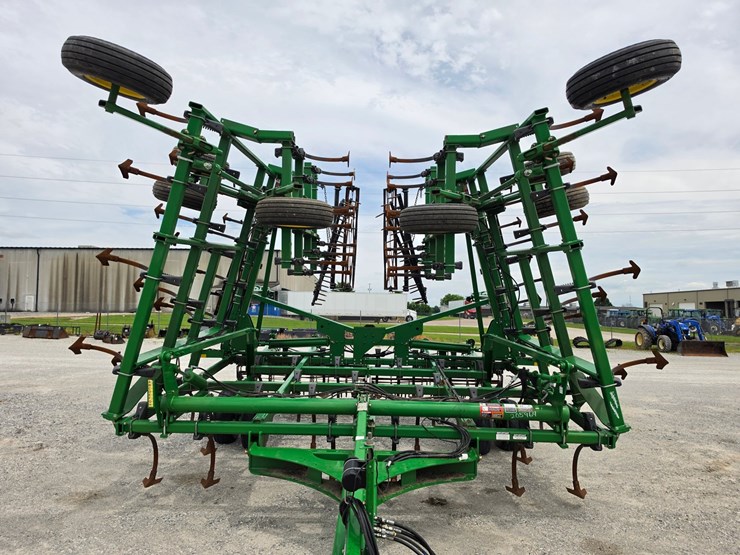 2011-john-deere-2210-image-3