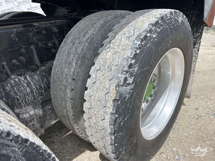 2015-peterbilt-567-image-42