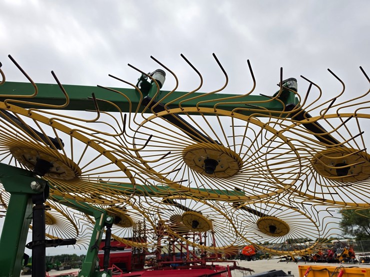 #207208-•-2013-ogden-hayrunner-wheel-rake-image-9