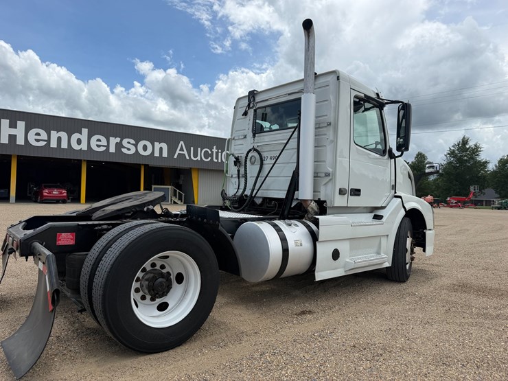#16284-•-2018-volvo-truck-image-3