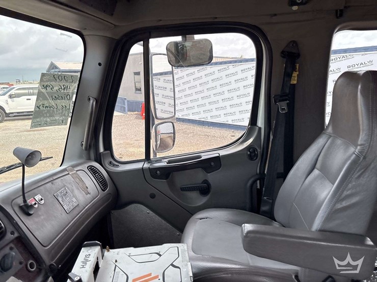 2007-freightliner-m2-106-image-39