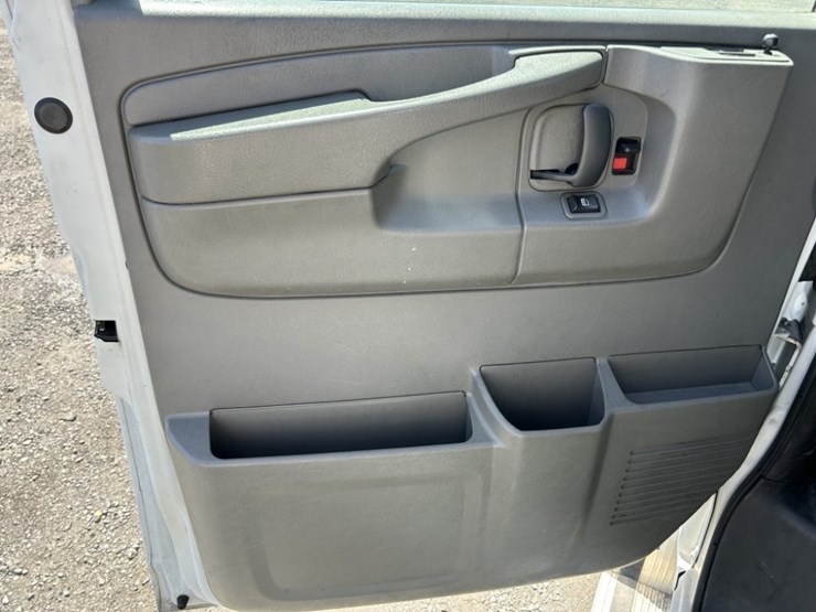 2010-chevrolet-express-passenger-van-image-20