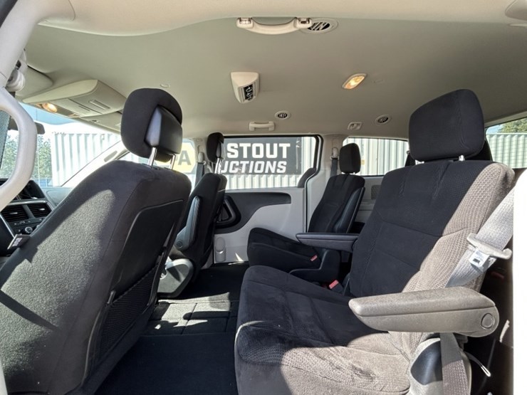 2014-dodge-grand-caravan-image-24