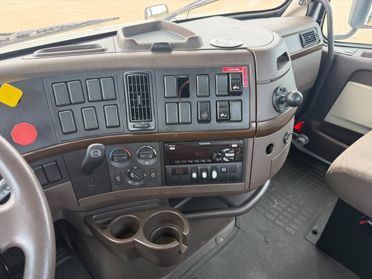 #16284-•-2018-volvo-truck-image-14