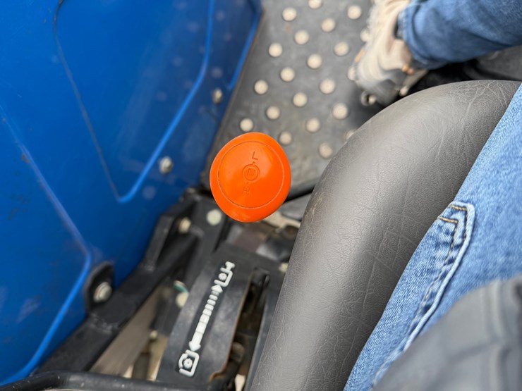 2014-new-holland-workmaster-65-image-10