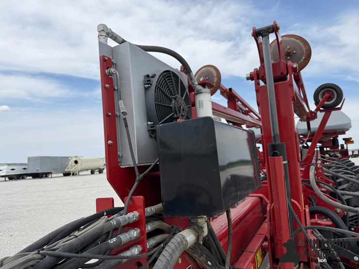 2014-case-ih-1255-image-12
