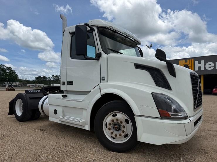 #16284-•-2018-volvo-truck-image-2