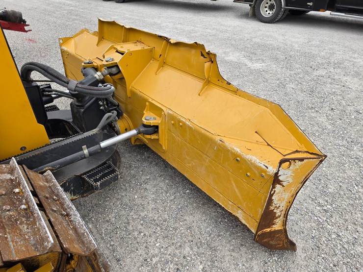 2023-deere-450-lgp-image-23