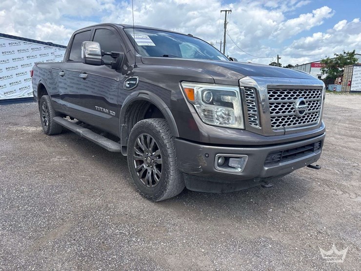2016-nissan-titan-image-2