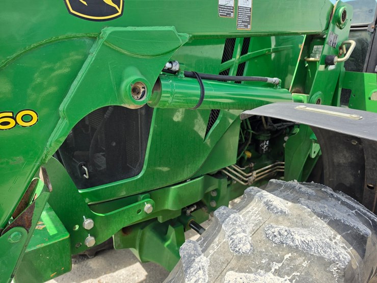 2013-john-deere-6140d-image-22
