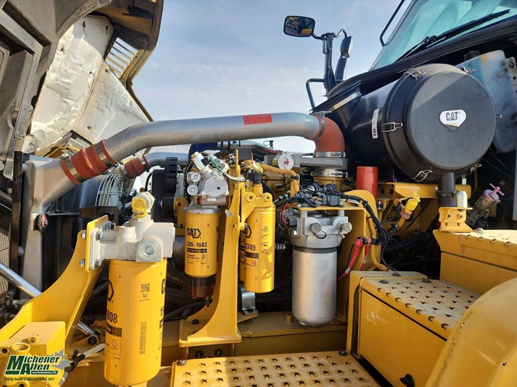 2017-caterpillar-730-image-23