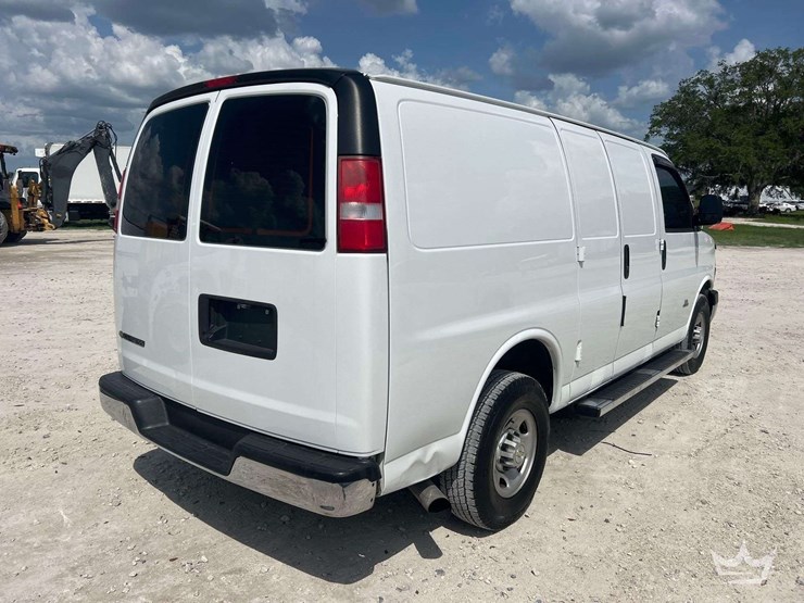 2017-chevrolet-express-2500-image-3