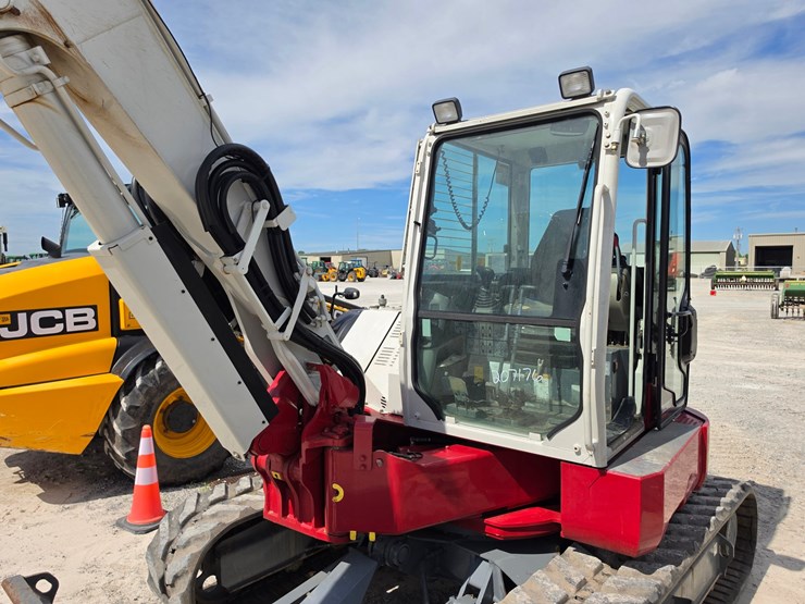 2016-takeuchi-tb280fr-image-5