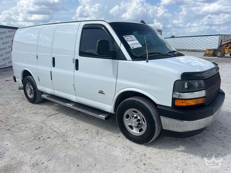 2017-chevrolet-express-2500-image-2