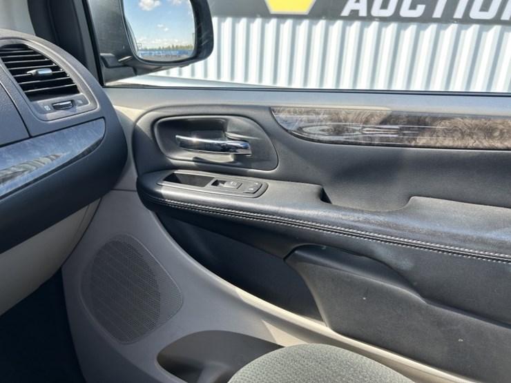 2011-dodge-grand-caravan-image-19