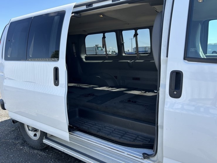 2010-chevrolet-express-passenger-van-image-21