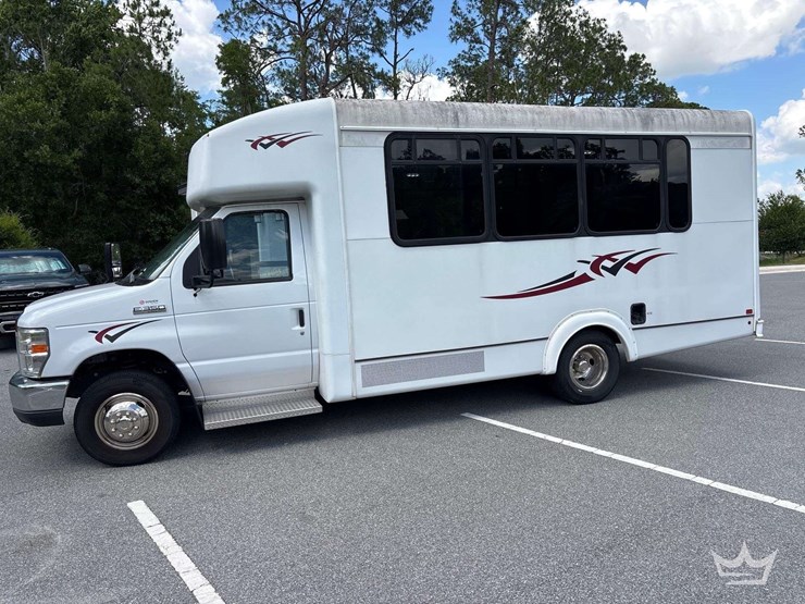 2017-ford-e350-image-32