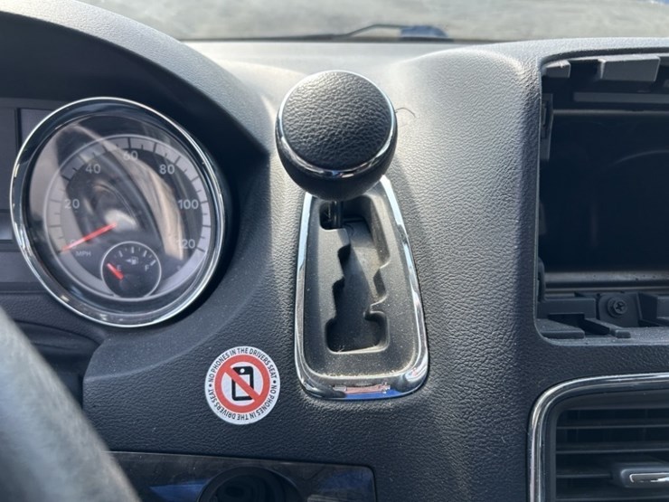 2011-dodge-grand-caravan-image-23