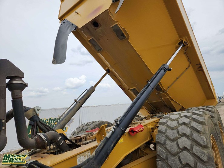 2022-caterpillar-730-image-21