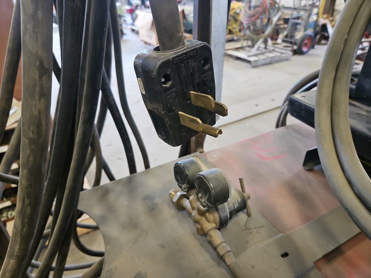 lincoln-electric-dc-400-electric-welder-image-10