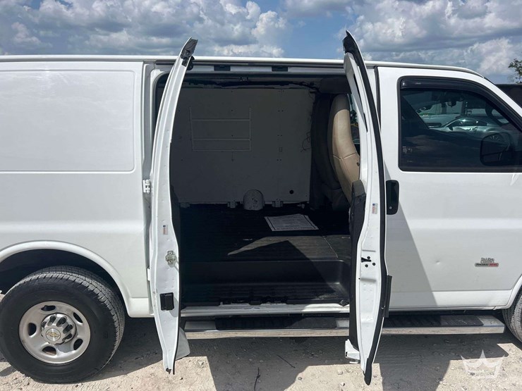 2017-chevrolet-express-2500-image-18