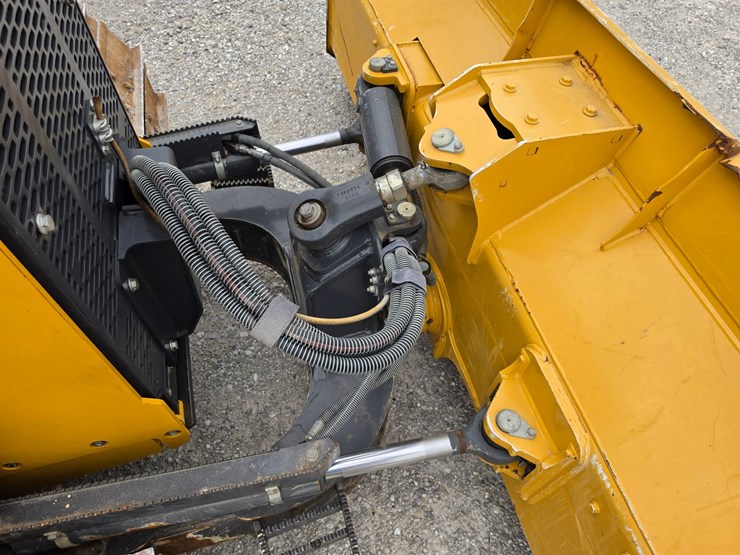 2023-deere-450-lgp-image-22