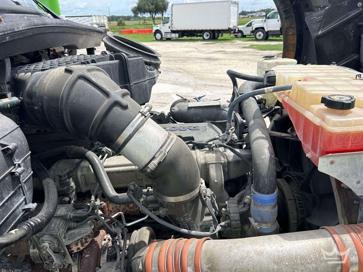 2015-peterbilt-567-image-10