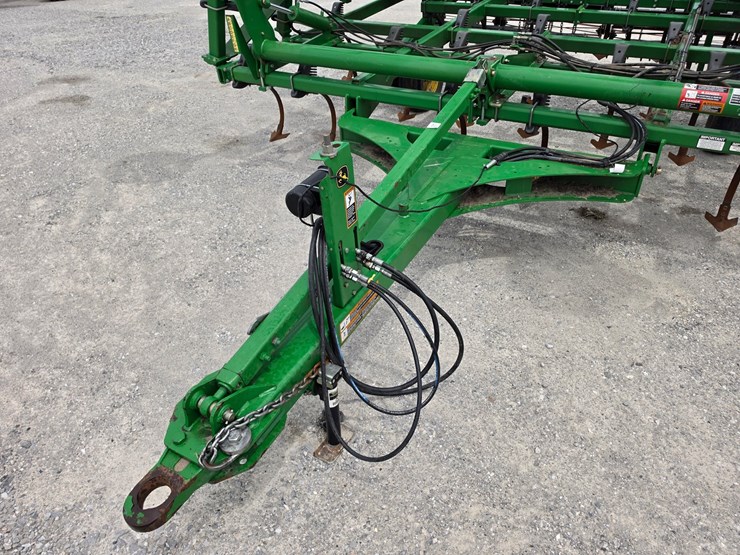 2011-john-deere-2210-image-2