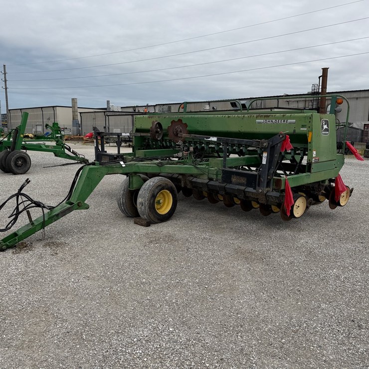 JOHN DEERE 750
