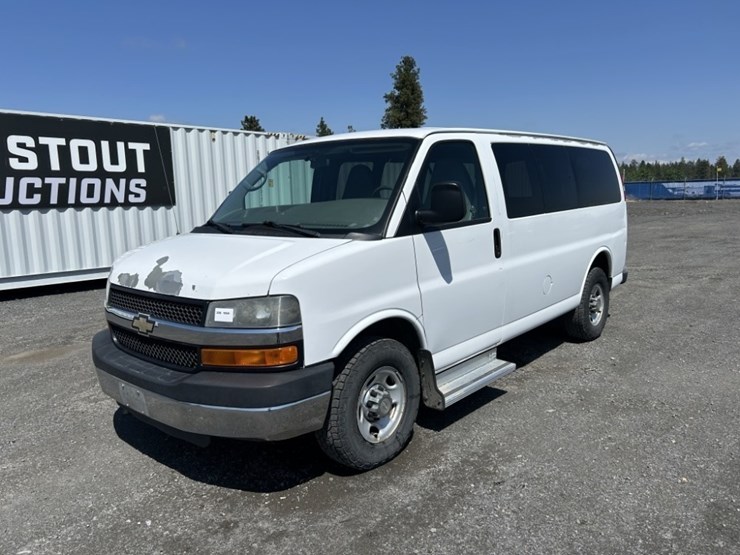 2010-chevrolet-express-passenger-van-image-1
