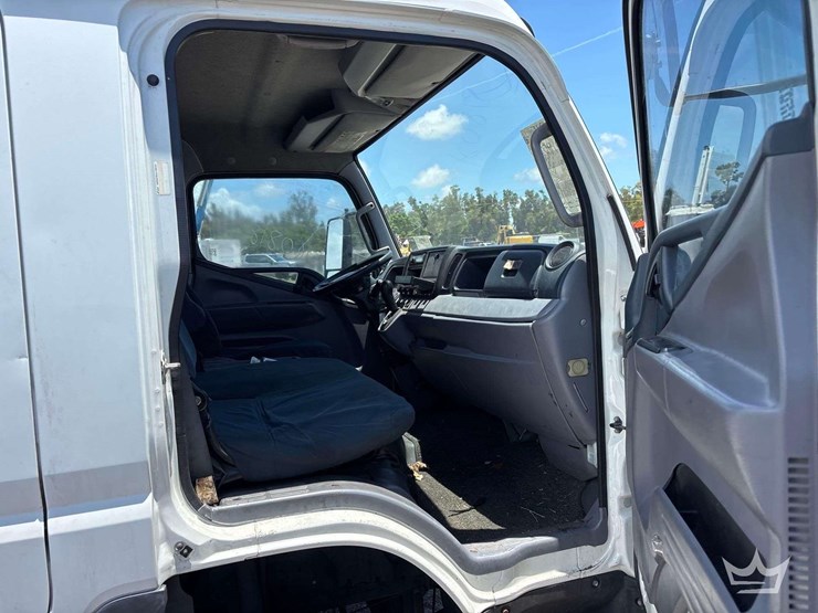 2015-mitsubishi-fuso-fec72w-image-24