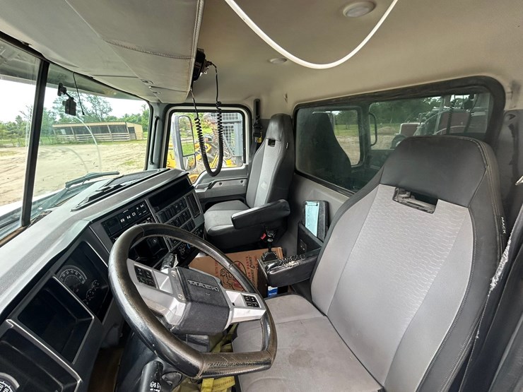 2019-mack-granite-104fr-image-12