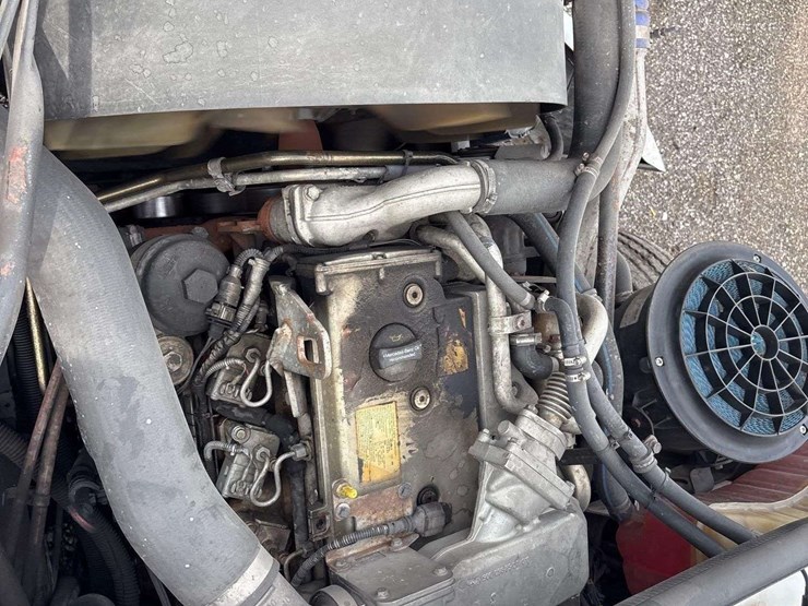 2007-freightliner-m2-106-image-8