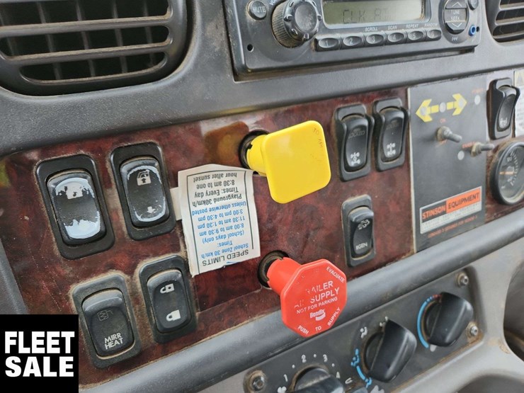 2013-freightliner-m2-106-image-20