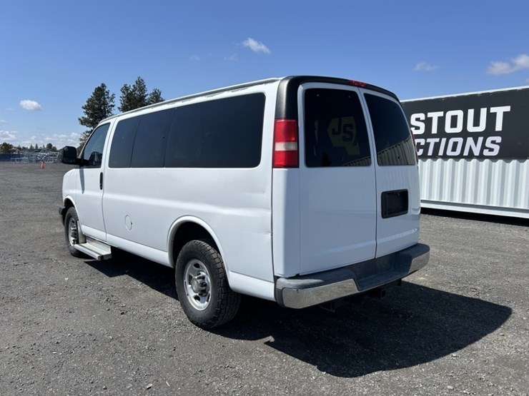 2010-chevrolet-express-passenger-van-image-3