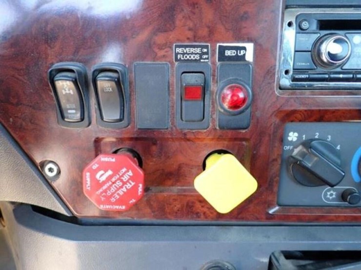 2015-mack-granite-gu813-image-22