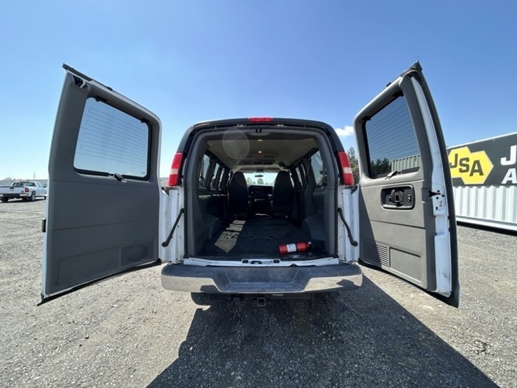 2010-chevrolet-express-passenger-van-image-29