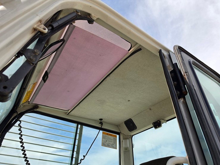 2016-takeuchi-tb280fr-image-7