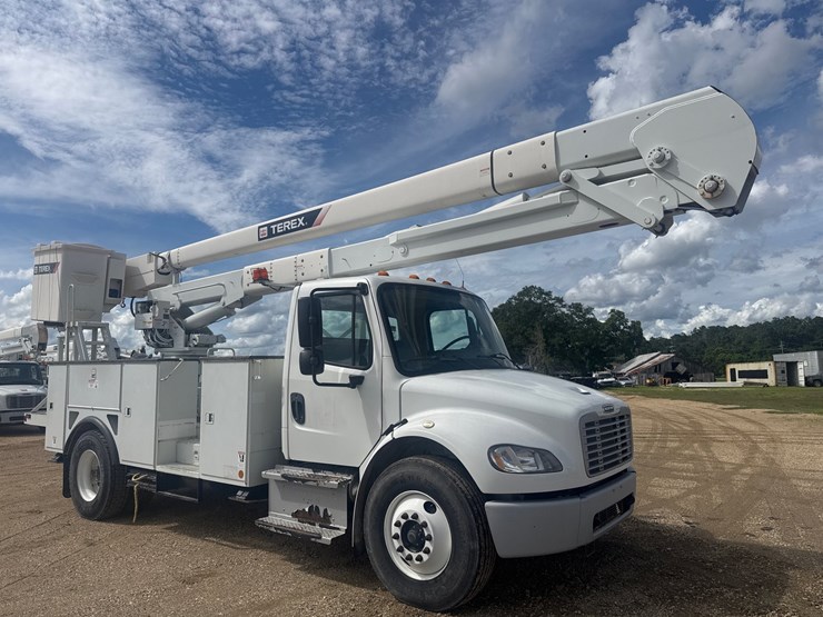 2014-freightliner-m2-106-image-2