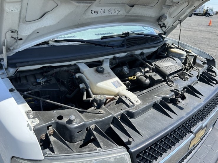 2010-chevrolet-express-passenger-van-image-38