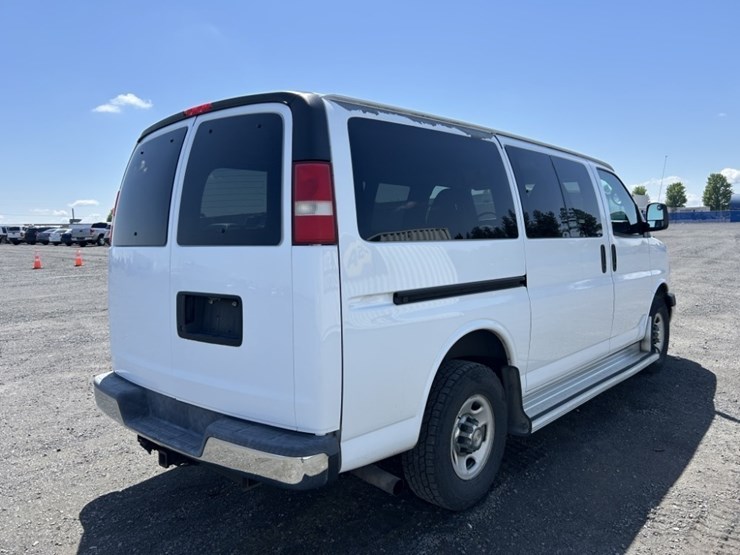 2010-chevrolet-express-passenger-van-image-5