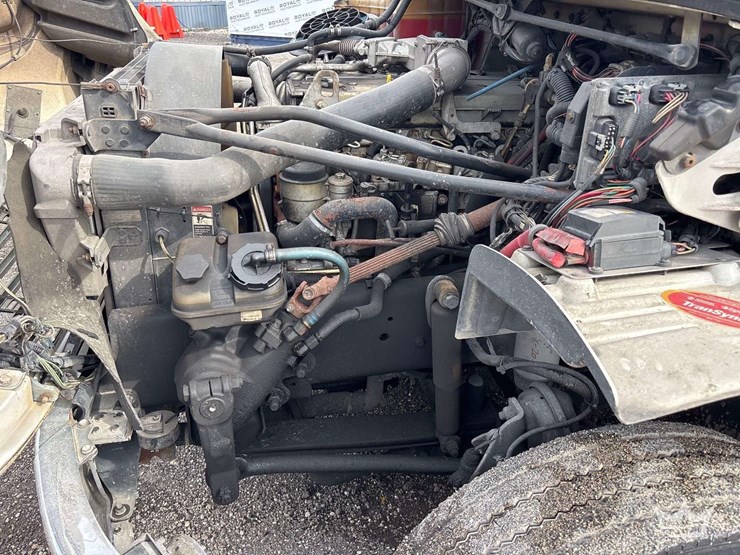 2007-freightliner-m2-106-image-7