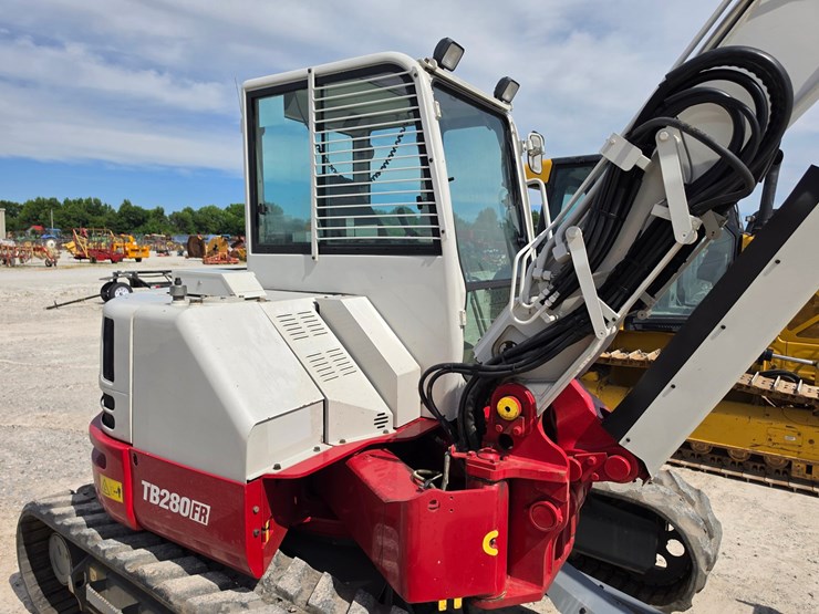 2016-takeuchi-tb280fr-image-22