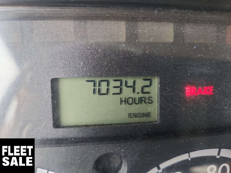 2013-freightliner-m2-106-image-25