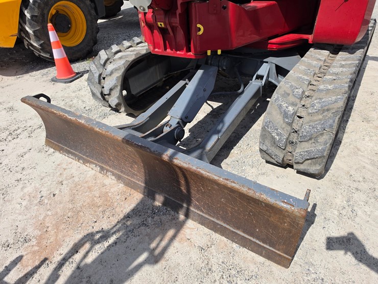 2016-takeuchi-tb280fr-image-6