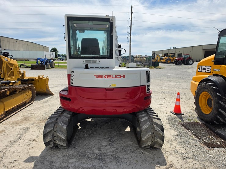 2016-takeuchi-tb280fr-image-17