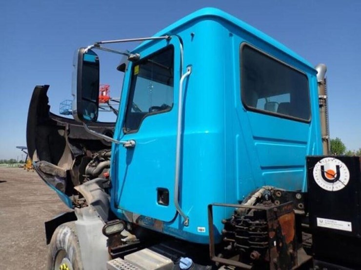2015-mack-granite-gu813-image-46