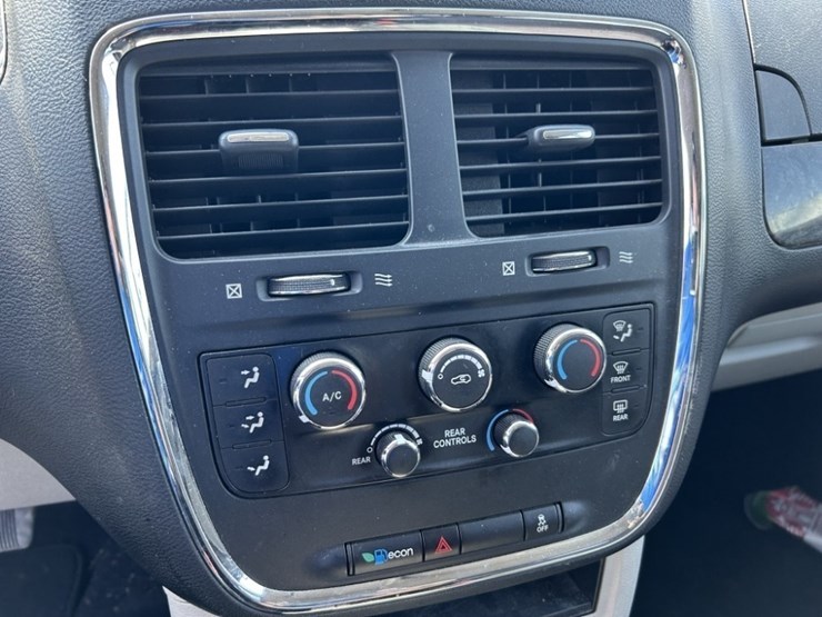 2011-dodge-grand-caravan-image-21
