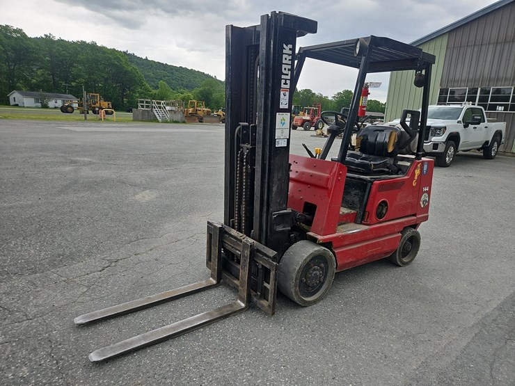 clark-gcx20-propane-forklift-image-1